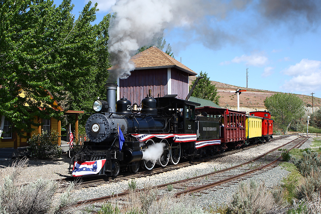 Historický vlak se vydává na svou asi 10 minutovou jízdu na okruhu kolem muzea v Carson City (NV)